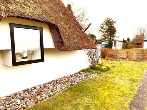 Ferienhaus Reetloft mit großer Terrasse in Grossenbrode - image 2