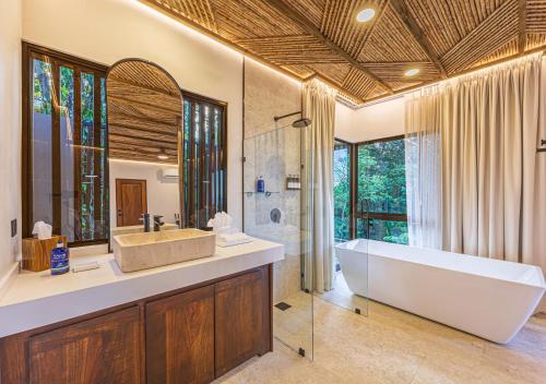 Tiki Villas Rainforest Lodge - Adults Only in 烏維塔
