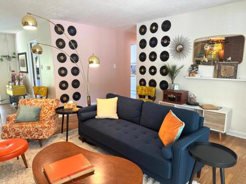 Retro family & pet friendly home with large backyard near Cheyenne Mt Zoo & Broadmoor Hotel – khách sạn tại Khac
