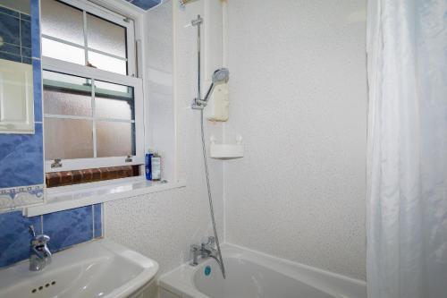 2BR Apartment in Holloway North London - image 13