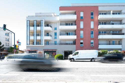 Exterior view, Le Citadin in Barriere de Paris