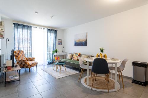 Shared lounge/TV area, Le Citadin in Barriere de Paris