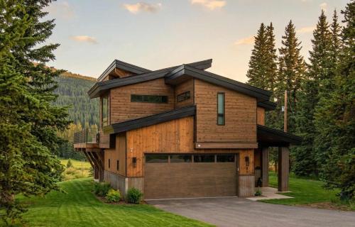 Modern 3BR Chalet with Hot Tub and Mt Quandary Views in Blue River