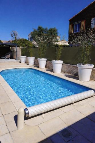 Proche de la plage - Villa rénovée et lumineuse - Piscine, terrain de pétanques et clim - Location, gîte - Villeneuve-lès-Maguelone