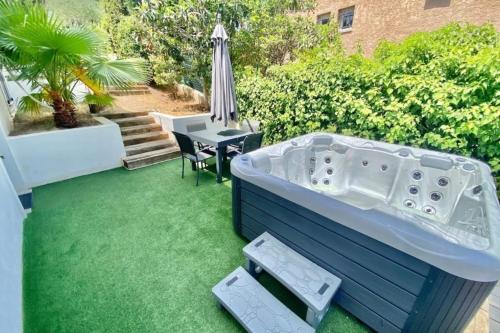 Apartment for 4 with garden and jacuzzi in Bellevue