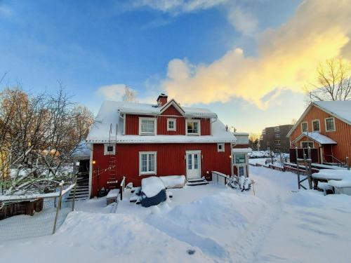 Vista exterior, 120 yrs. old log house in Kuopio city centre in Kuopio