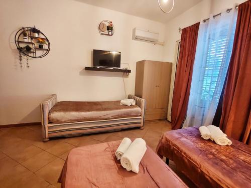 1 double bed, 1 twin bed