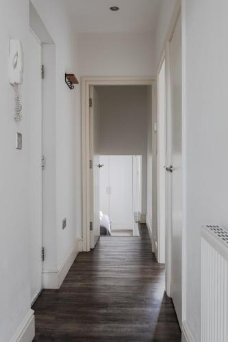 Modern 2-BDR 1BR in Earls Court - image 5