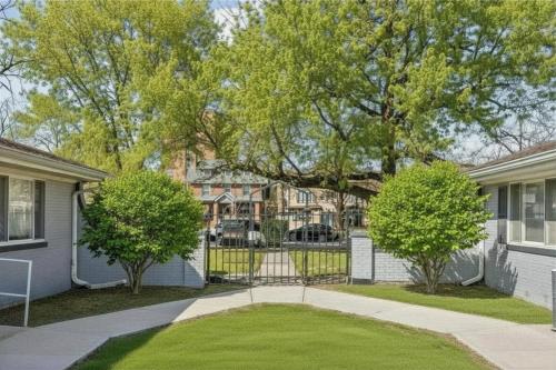 Explore Indy in Perfect Location - Cozy 1BR near Indiana Farmers Coliseum