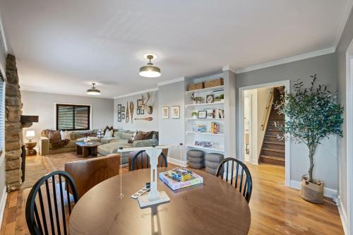 World Cup HQ! Sleeps 21-Sauna-Pickleball-6min to FIFA Shuttle in Grandview (MO)
