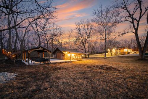 World Cup HQ! Sleeps 21-Sauna-Pickleball-6min to FIFA Shuttle in Grandview (MO)
