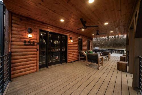 World Cup HQ! Sleeps 21-Sauna-Pickleball-6min to FIFA Shuttle in Grandview (MO)