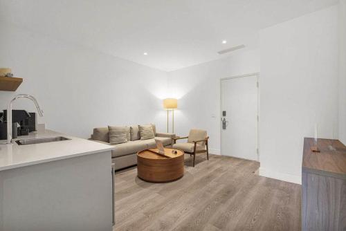 Kitchen, Modern Brickell Studio - City Views in Other