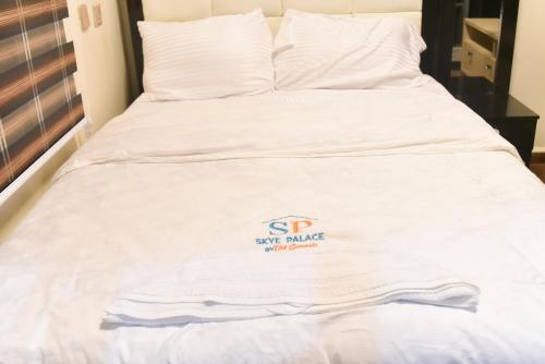 Skye Palace Apartment - Royal Retreat in อะคูร์