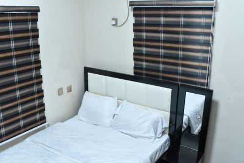 Skye Palace Apartment - Royal Retreat in อะคูร์