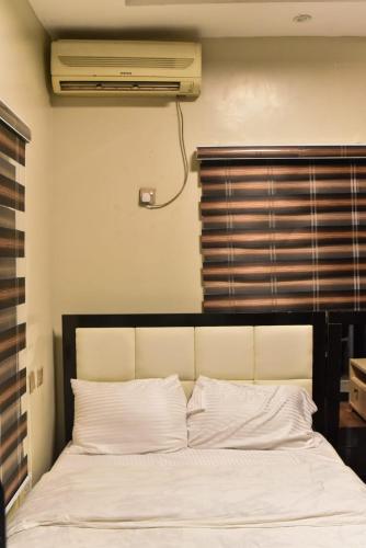 Skye Palace Apartment - Royal Retreat in อะคูร์