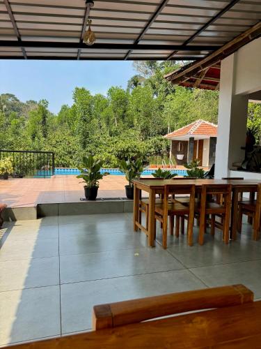 مطعم, Dhanagiri Homestay Wayanad in بوزوثانا