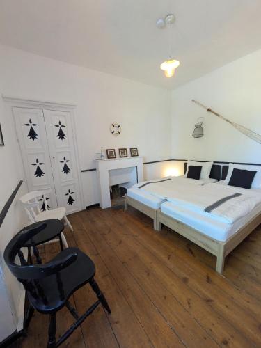 2 twin beds