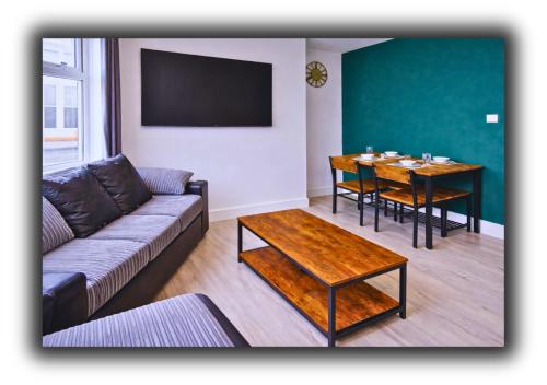 Pitchside House Walk to Anfield sleeps 7, Liverpool (photo 4)
