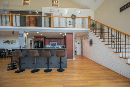 Lakeshore Retreat with Lake Lanier views & hot tub in Traiona (NC)