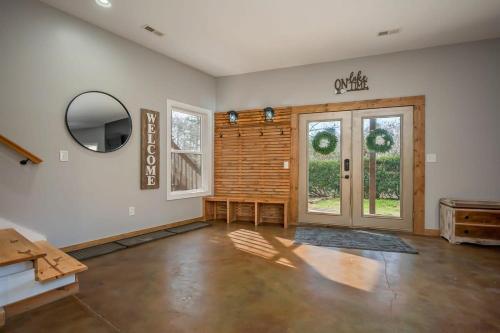 Lakeshore Retreat with Lake Lanier views & hot tub in Traiona (NC)