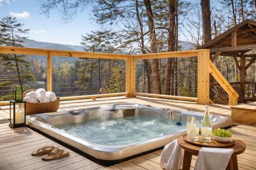 Lakeshore Retreat with Lake Lanier views & hot tub in Traiona (NC)