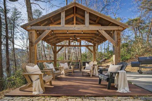 Lakeshore Retreat with Lake Lanier views & hot tub in Traiona (NC)