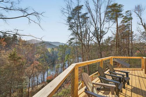 Lakeshore Retreat with Lake Lanier views & hot tub in Traiona (NC)