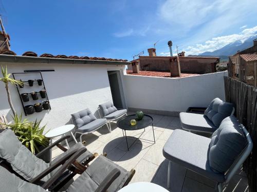 Agréable maison de village avec terrasse – khách sạn tại Vinca