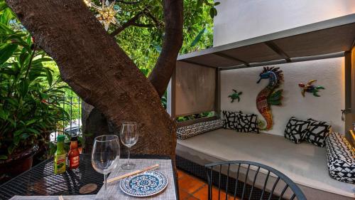 Zona Romantica OasisPool2 block Pier bars shop