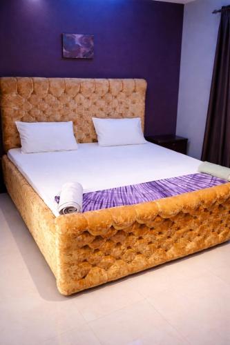 Bed, Cutting Edge Guest House in Kunkujang Jattaya