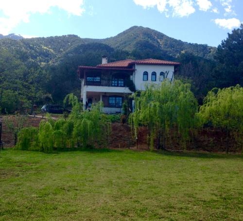 Koti Mountain House gîte à louer Karyá