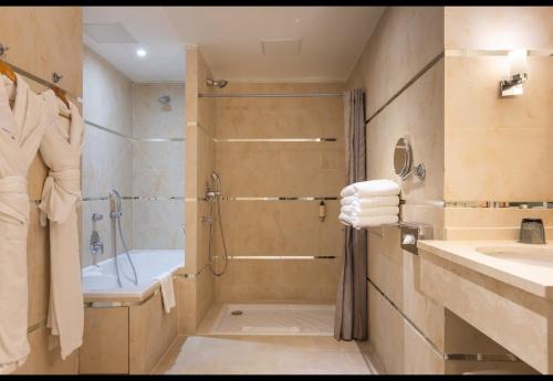 room detail thumbnail 2
