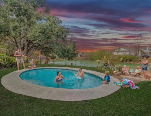 Lakefront Home - Private Pool & Lake Deck, Sleeps 9 – khách sạn tại Tây Houston