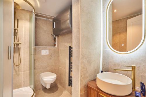 Bathroom, Modern Suite Center of Paris Montmartre in Montmartre