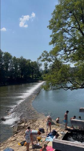 Strand, Vikendica na Kučarju ob Kolpi (Vikendica na Kucarju ob Kolpi) in Gradac