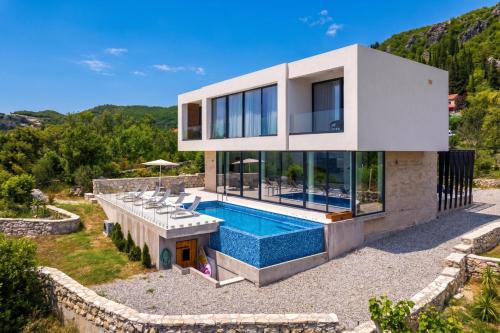 Pool Villa Luxoria Trebesin