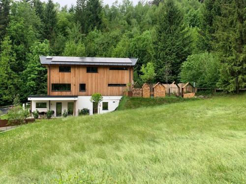 Waldblick - modern wohnen - direkt am Wald - zentrale Lage - Ruhe genießen - Parkplätze – khách sạn tại Rum
