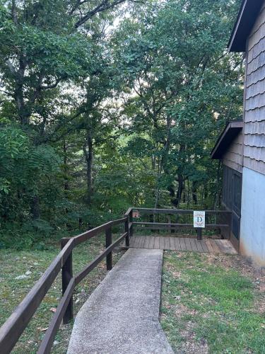 Cabin Hilltop D on Meramec River in 古巴
