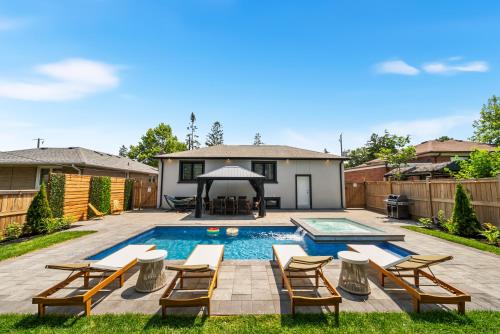 5 Bedroom Luxury Spa Escape with Pool & Jacuzzi – khách sạn tại North York