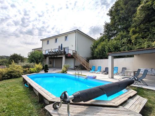 Spacieux gîte contemporain avec terrasse panoramique et piscine chauffée - FR-1-584-373 gîte à louer Allain