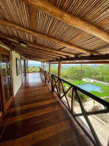 Skats, Peaceful Hillside Villa with Stunning Views in Escamequita