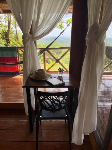 Skats, Peaceful Hillside Villa with Stunning Views in Escamequita