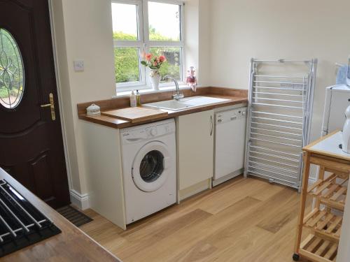 Kitchen, The Gin Gan Cottage in Ryton