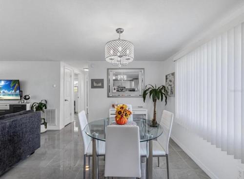 Sunny- Home away from home, Calm & Cozy in Holiday (FL)