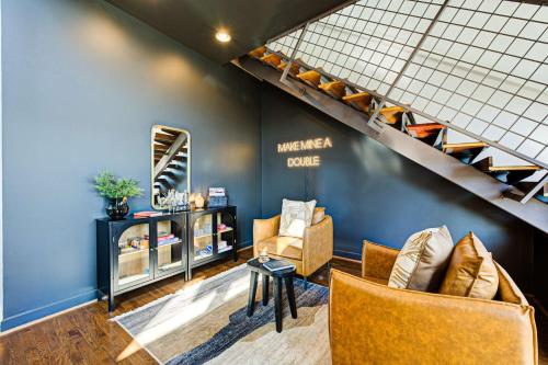 Chic Modern Condo in the Vibrant NuLu District – khách sạn tại Quận Khu chợ phía Đông