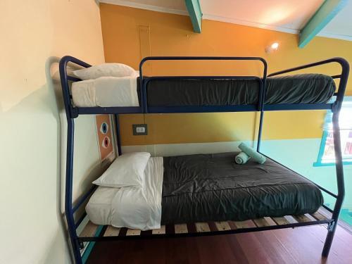 2 twin beds