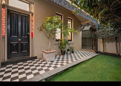 Private quiet bedroom with ensuite and parking, Chapel St, Sth Yarra – khách sạn tại South Yarra