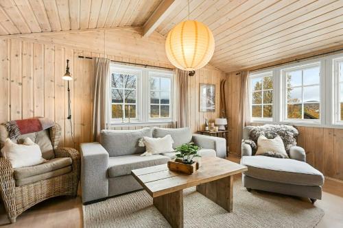 Hotelli välisilme, Modernized Cabin Near Ski Slopes With Deck Views in Vagsli