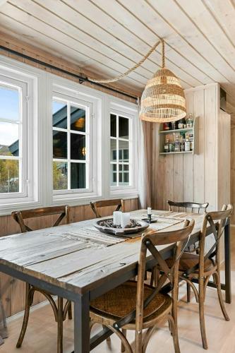 Hotelli välisilme, Modernized Cabin Near Ski Slopes With Deck Views in Vagsli